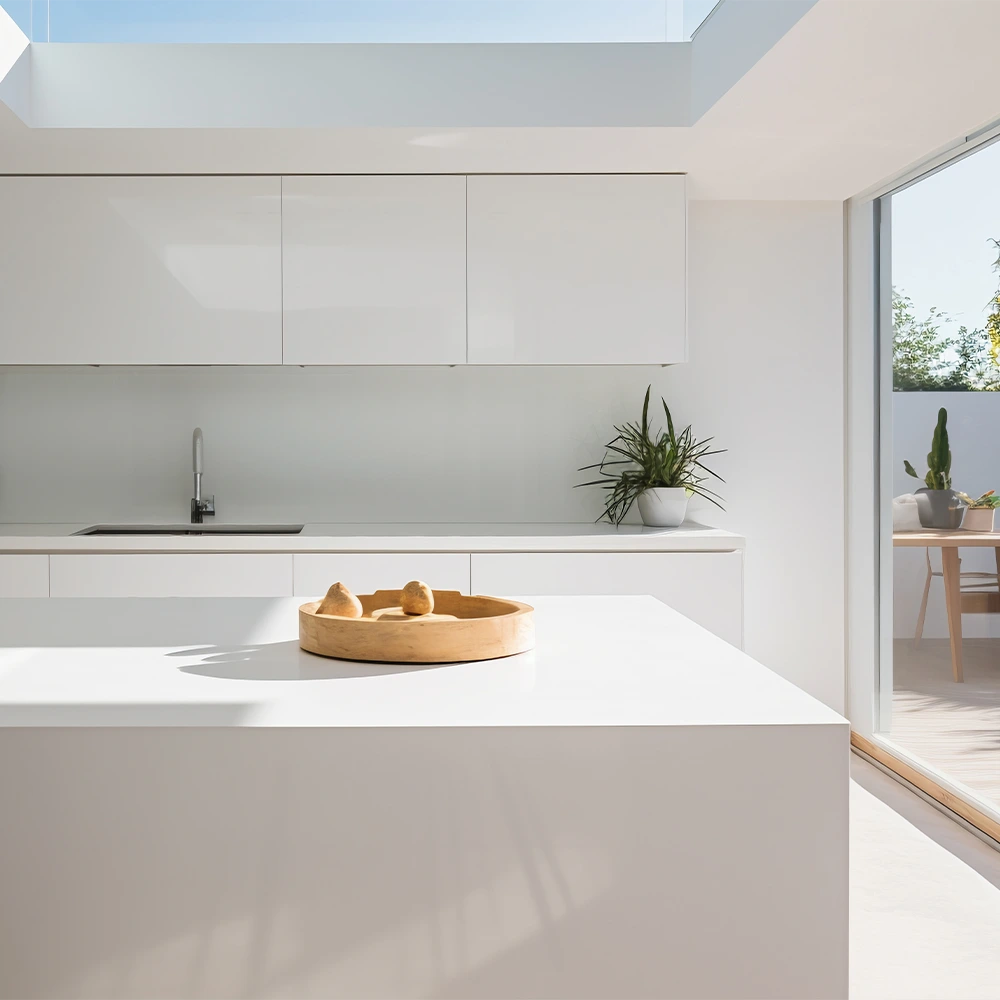 cocina moderna con colores luminosos y minimalista con encimera e isla en porcelánico